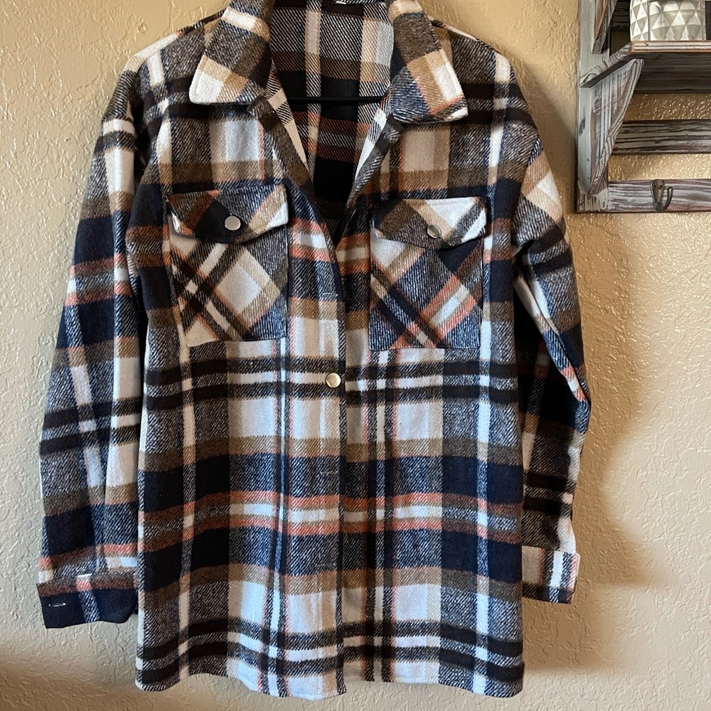 Boutique plaid cozy coat ✨ women’s medium ✨ homeowners, black and gray!
